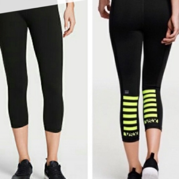 Victoria's Secret Pants - 🌿 Victoria’s Secret Knockout Capri Leggings